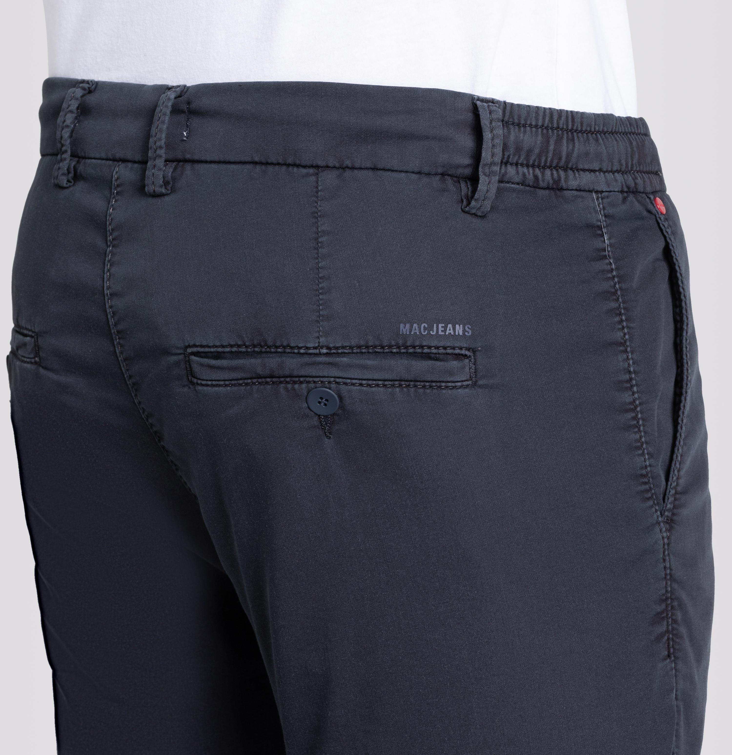 Jog'n short in navy by MAC Jeans