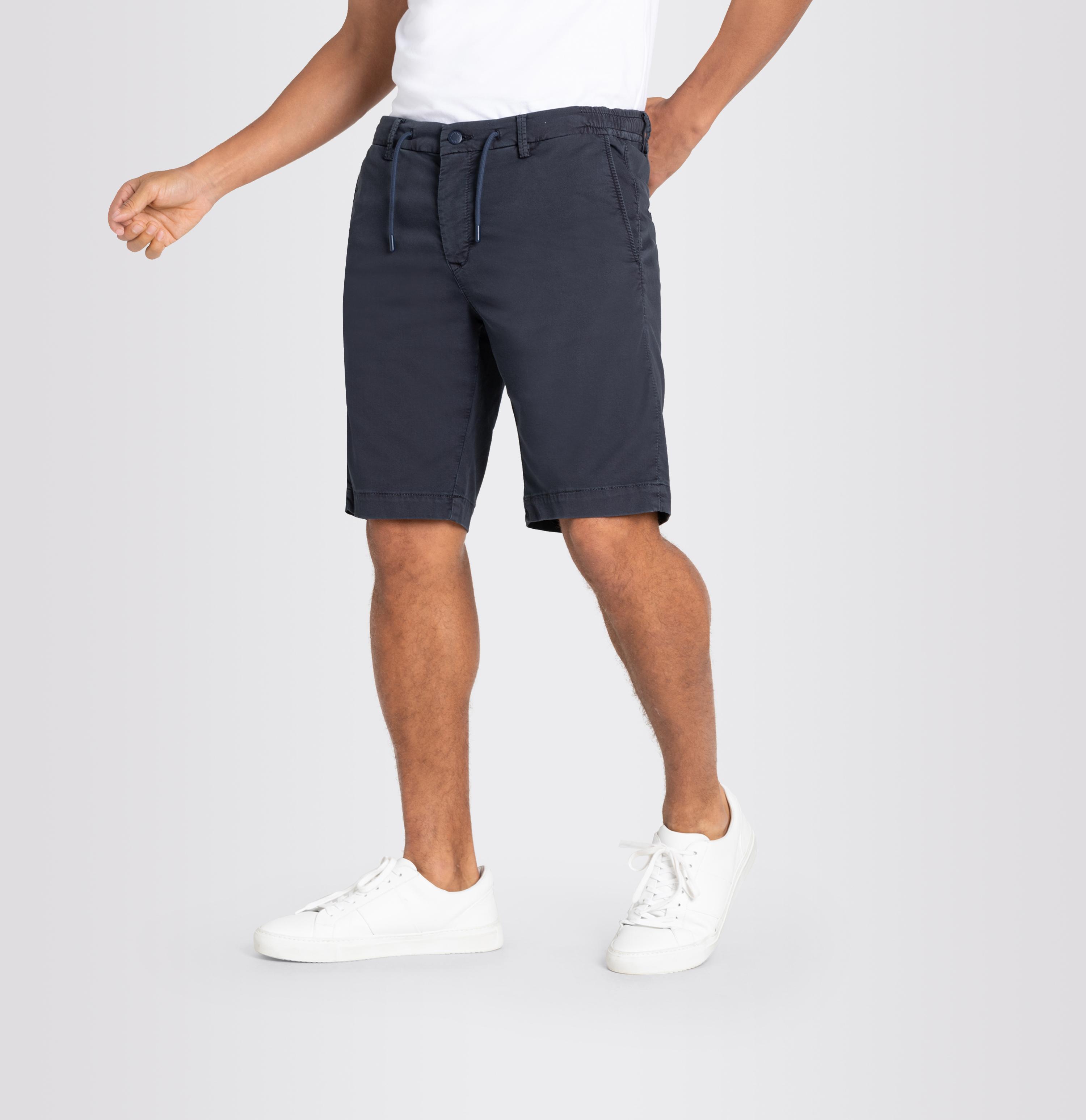 Jog'n short in navy by MAC Jeans
