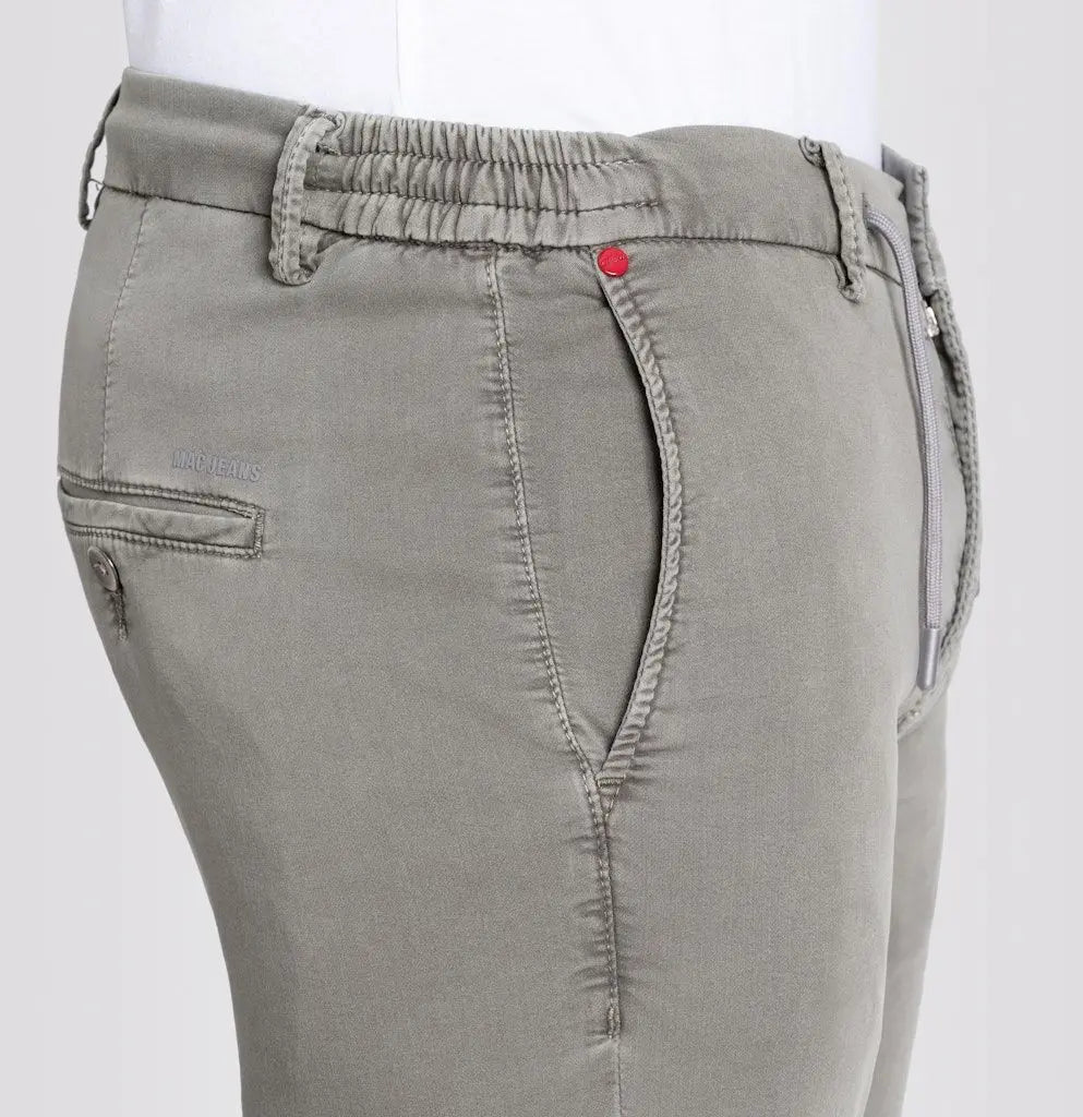 Jog'n short in Khaki by MAC Jeans