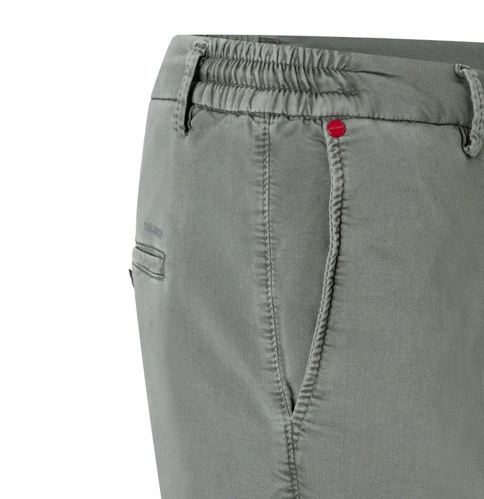 Jog'n short in Khaki by MAC Jeans
