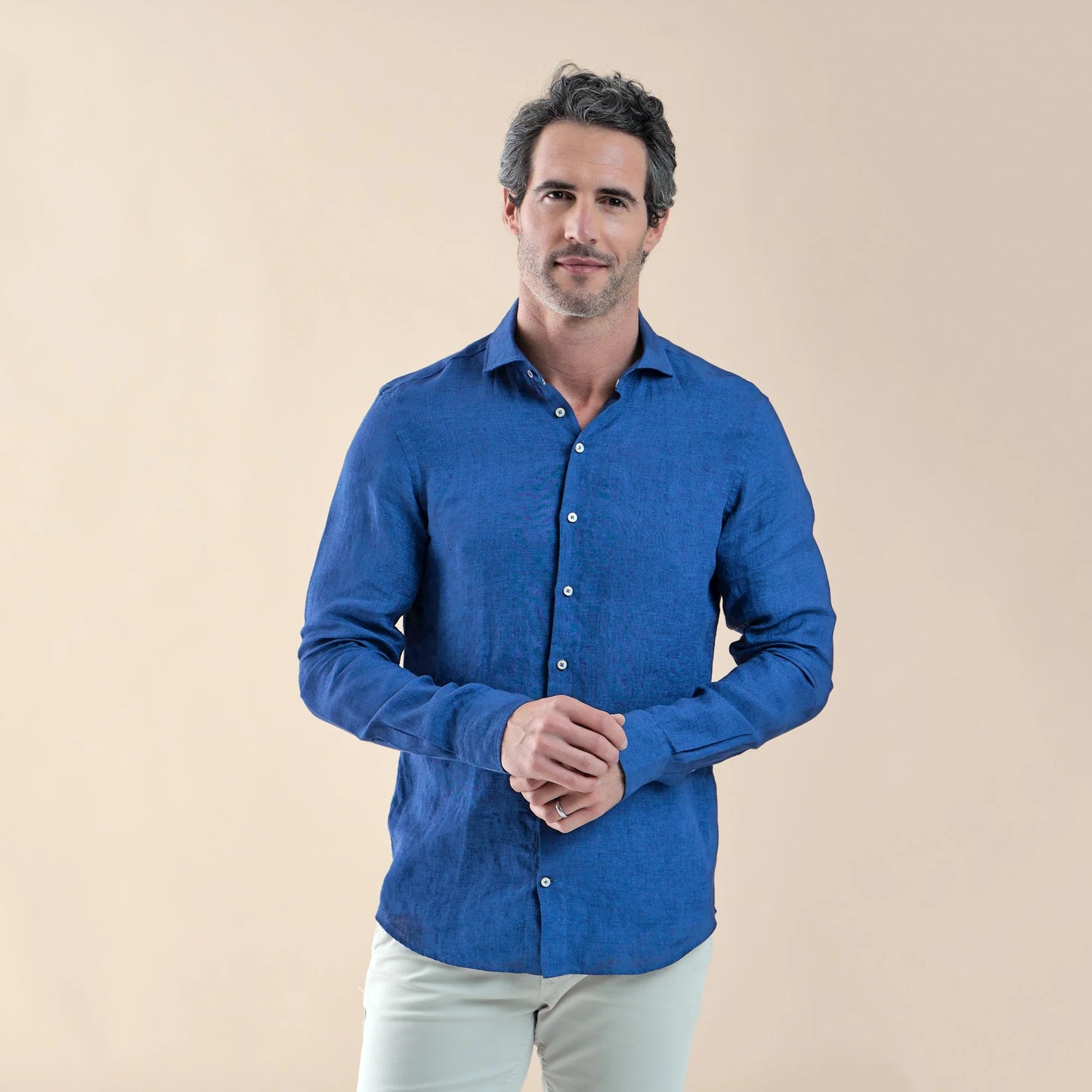 Linen shirt in navy by R2