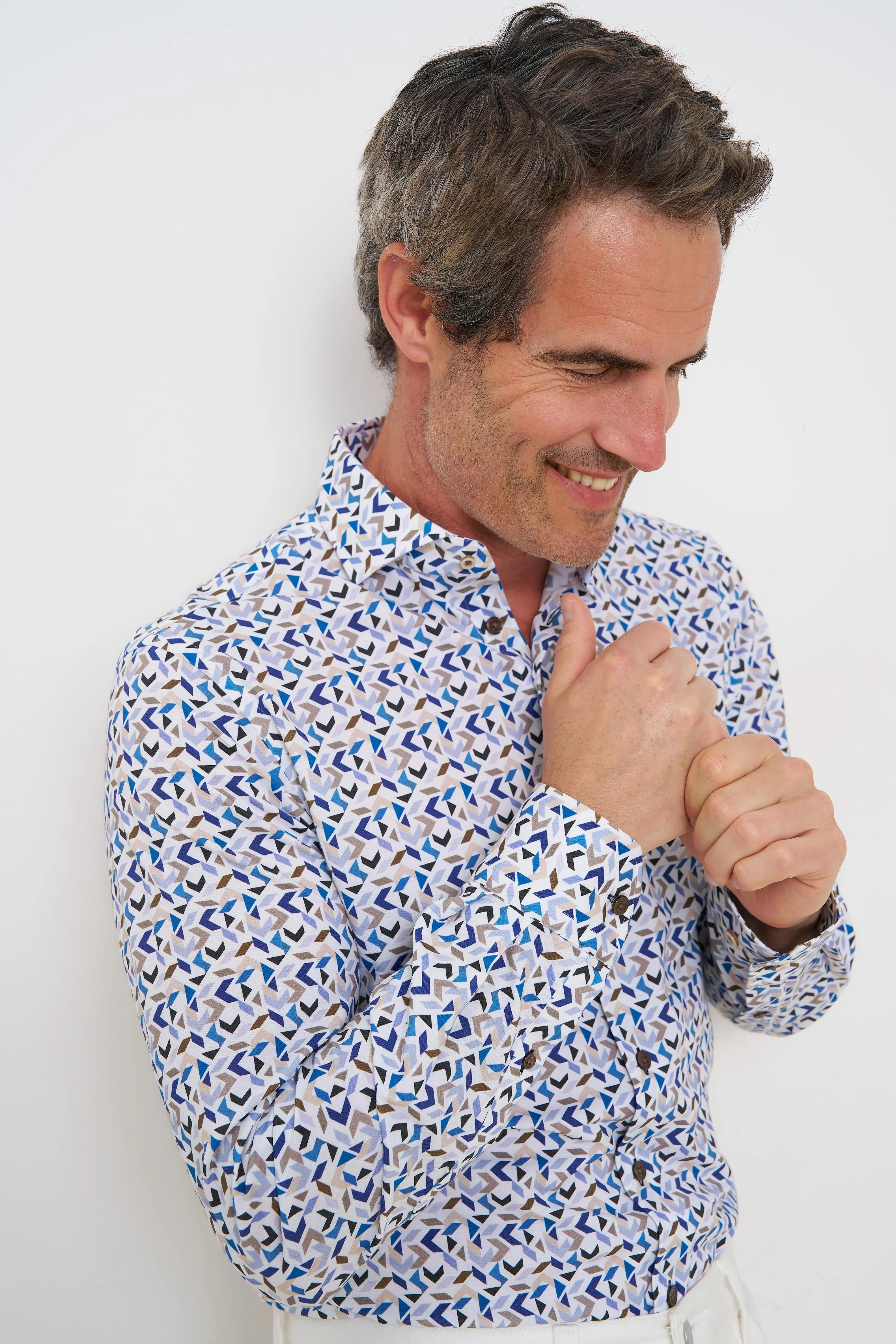 Travel Shirt in Blue by R2