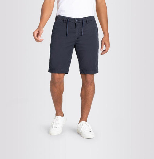 Jog'n short in navy by MAC Jeans