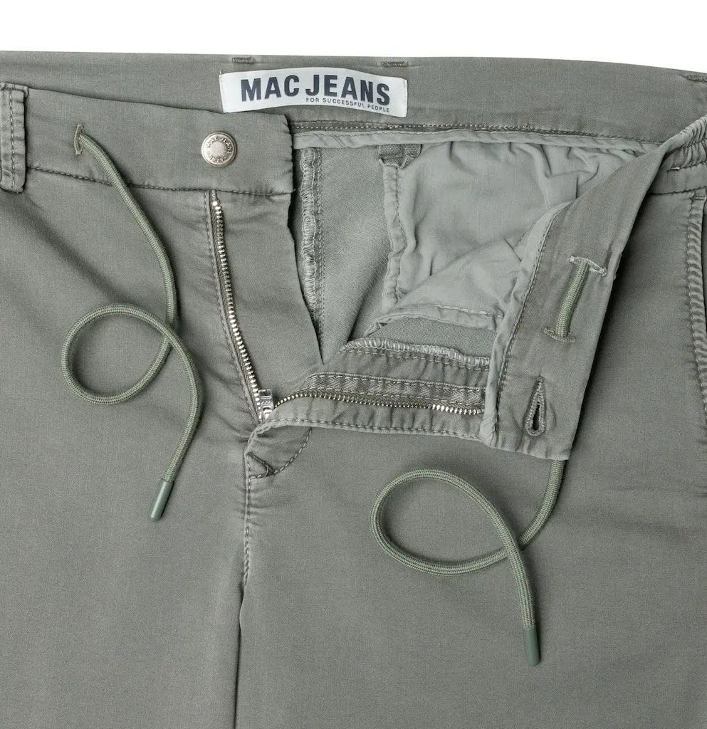 Jog'n short in Khaki by MAC Jeans